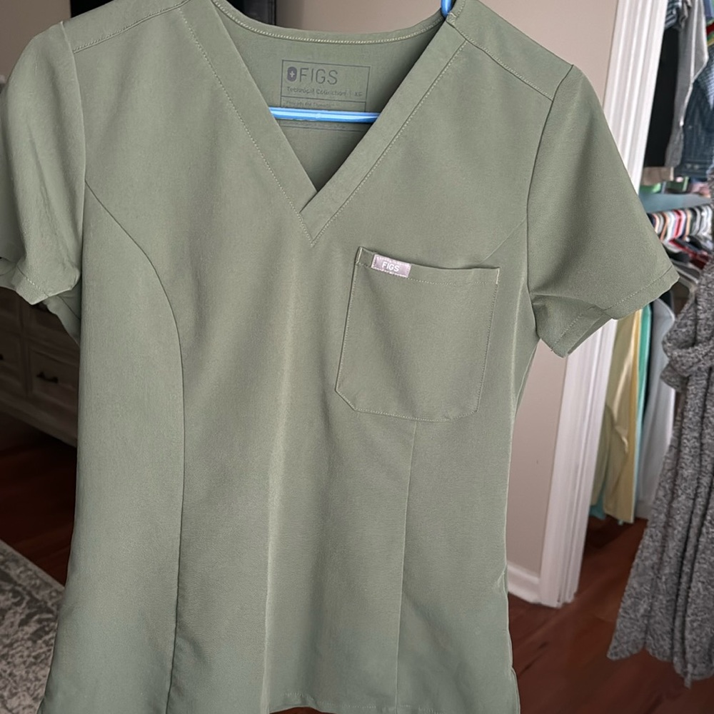Never worn color moss figs scrubs xsmall.